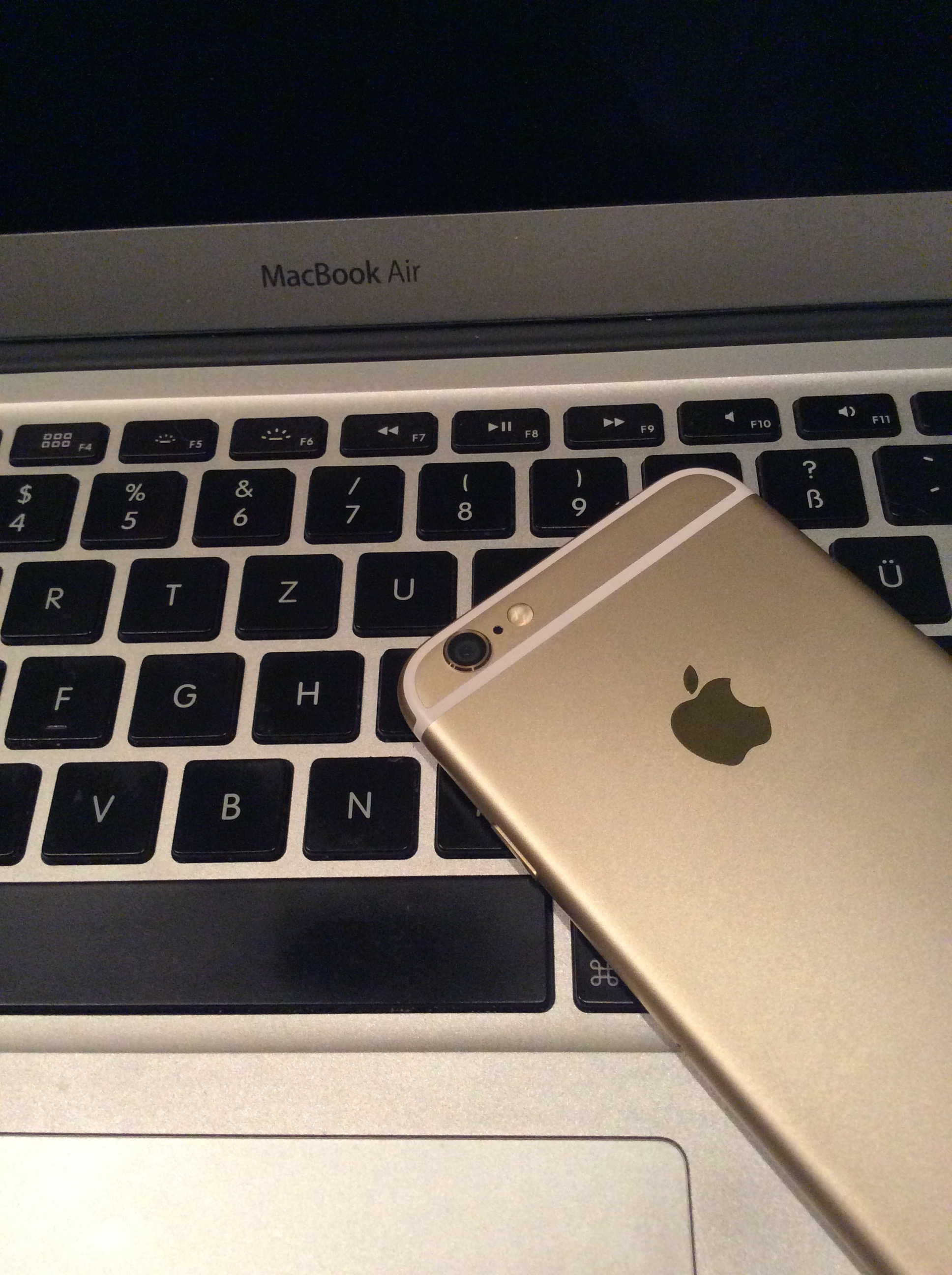 Goldenes iPhone 6 Rückseite im Farb-Vergleich zum MacBook Air